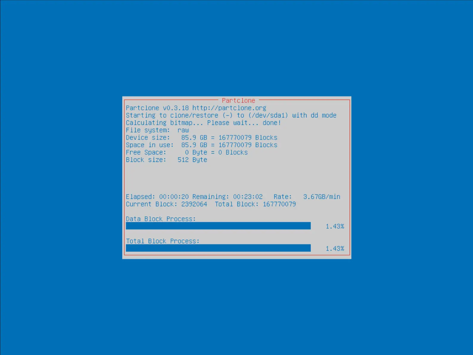 Capture d'écran de l'interface Partclone montrant la progression de la restauration des données sur un disque, y compris les détails du système de fichiers, la taille de l'appareil, les blocs traités, le temps écoulé, le temps restant et le taux de transfert des données.