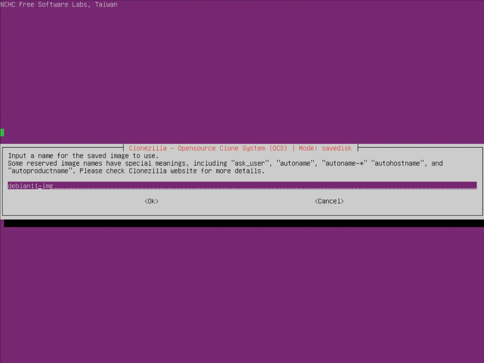 Capture d'écran de l'interface de Clonezilla invitant l'utilisateur à saisir un nom pour l'image disque sauvegardée, avec des exemples de noms réservés tels que « ask_user » et « autoname ». Le nom « debian11-img » est indiqué à titre d'exemple.