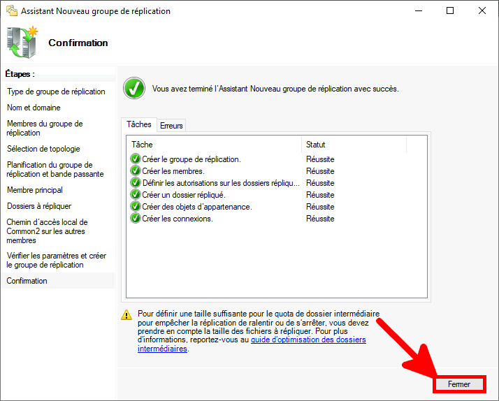 Capture d'écran de l'étape Confirmation de l'assistant Nouveau groupe de réplication, montrant que toutes les tâches ont été accomplies avec succès et que le bouton Fermer est en surbrillance pour terminer la configuration.