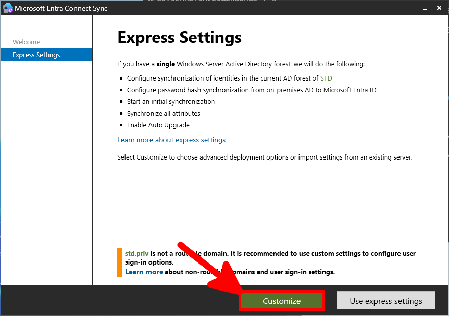 Écran des paramètres Express de Microsoft Entra Connect Sync. La page décrit les étapes de configuration par défaut pour la synchronisation d'une forêt Active Directory unique. Une flèche mise en évidence pointe vers le bouton 'Personnaliser,' suggérant aux utilisateurs de sélectionner des options de déploiement avancées au lieu d'utiliser les paramètres express.