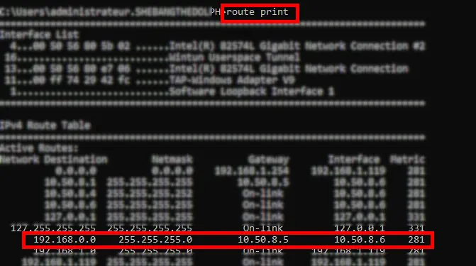 Invite de commande montrant la sortie de la commande « route print » avec les détails de l'itinéraire en surbrillance